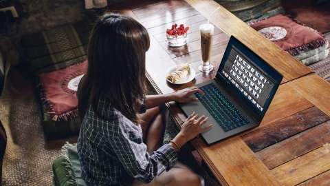 Kobieta pracująca ze zdjęciami na laptopie