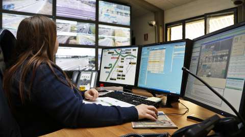 Kobieta nadzoruje kamery monitorujące ruch uliczny w Mediolanie we Włoszech