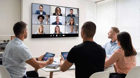 Pracownicy biura prowadzący wideokonferencję w biurze